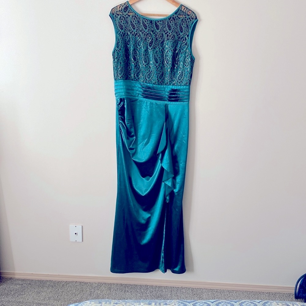 Vfshow emerald green maxi gown embellished sleeveless. Size XL